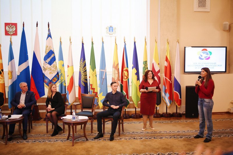 21 представитель УлГПУ отправился в Сочи на XIX Всемирный фестиваль молодежи и студентов. Им дал напутствие губернатор Сергей Морозов 	