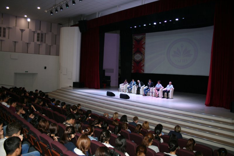 В УлГПУ прошла встреча иностранных студентов с руководством вуза и приглашенными специалистами