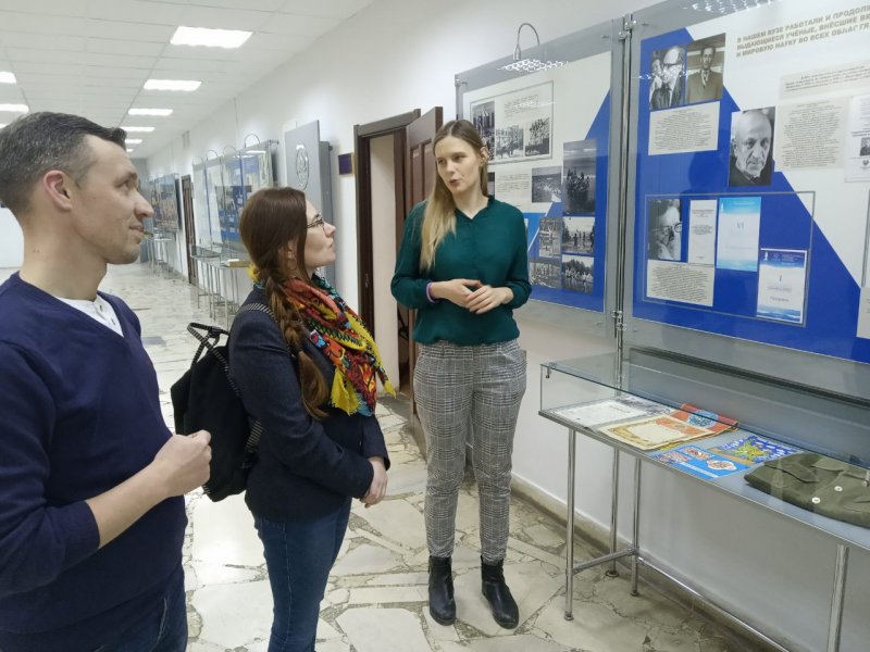 Студенты направления подготовки «Музеология» УлГПУ провели экскурсии по Музею истории УлГПУ для участников Всероссийской конференции