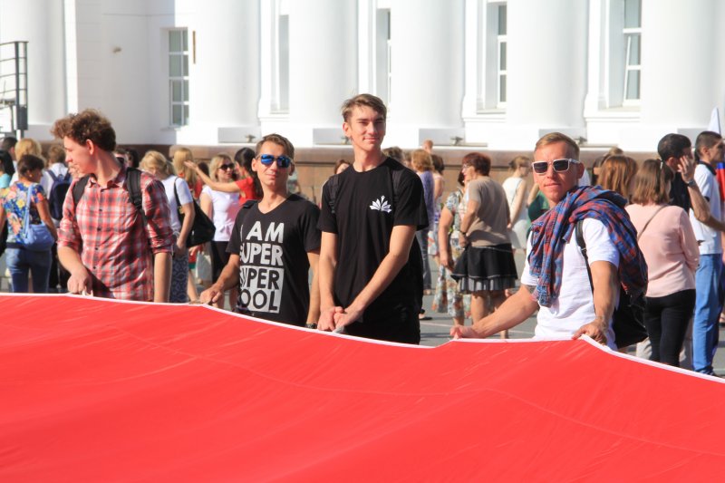 Студенты и сотрудники УлГПУ им. И.Н. Ульянова приняли участие в мероприятии, посвященном Дню 350-летию Государственного флага страны