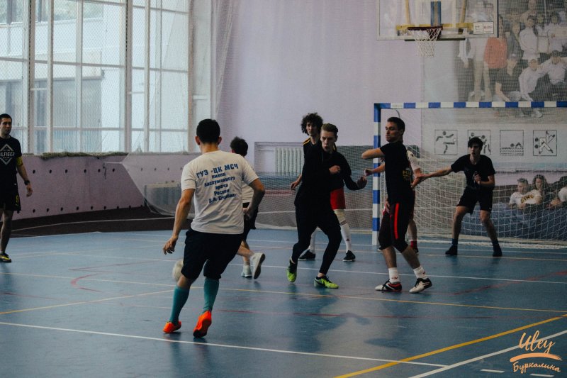 Команда старшекурсников факультета физической культуры и спорта забрала главный приз первого Кубка Совета студенческих объединений УлГПУ по мини-футболу