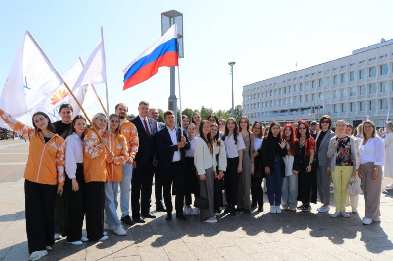 Преподаватели, студенты и лицеисты во главе с ректором УлГПУ Игорем Петрищевым посетили мероприятие ко Дню Государственного флага России