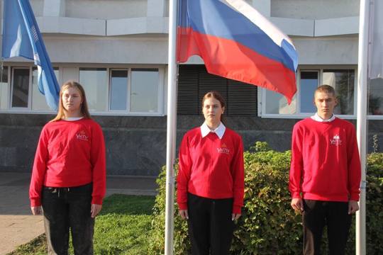 Новая учебная неделя в УлГПУ началась с поднятия Государственного флага России