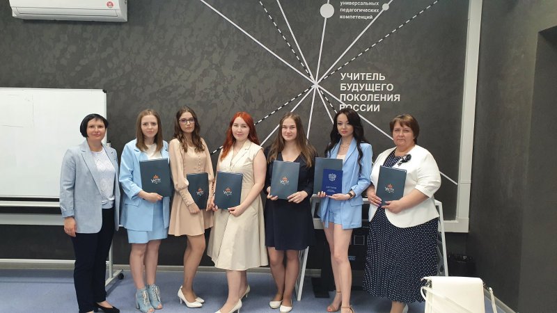 На факультете физико-математического и технологического образования УлГПУ состоялось торжественное вручение дипломов выпускникам  бакалавриата заочной формы обучения