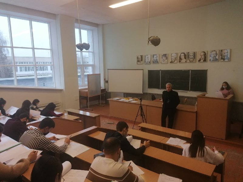 В Центре открытого образования на русском языке УлГПУ   завершено   обучение трехсот иностранных слушателей и проходит тестирование