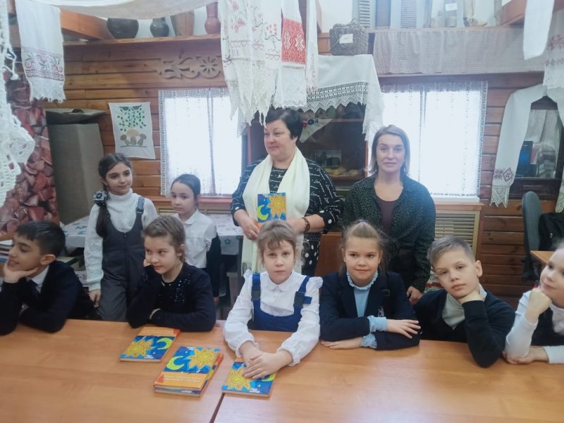 Ученикам гимназии №33 рассказали о полувековой традиции собирания фольклора УлГПУ