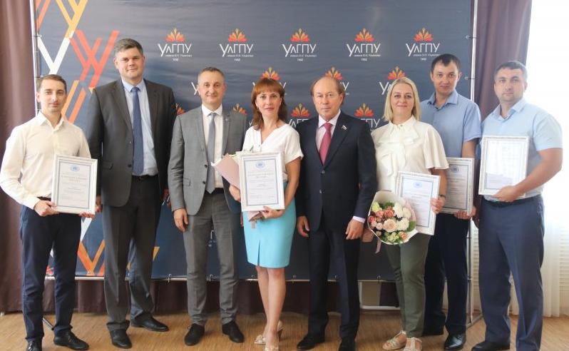 В УлГПУ депутат Государственной думы РФ Владимир Кононов наградил представителей научного сообщества университета 