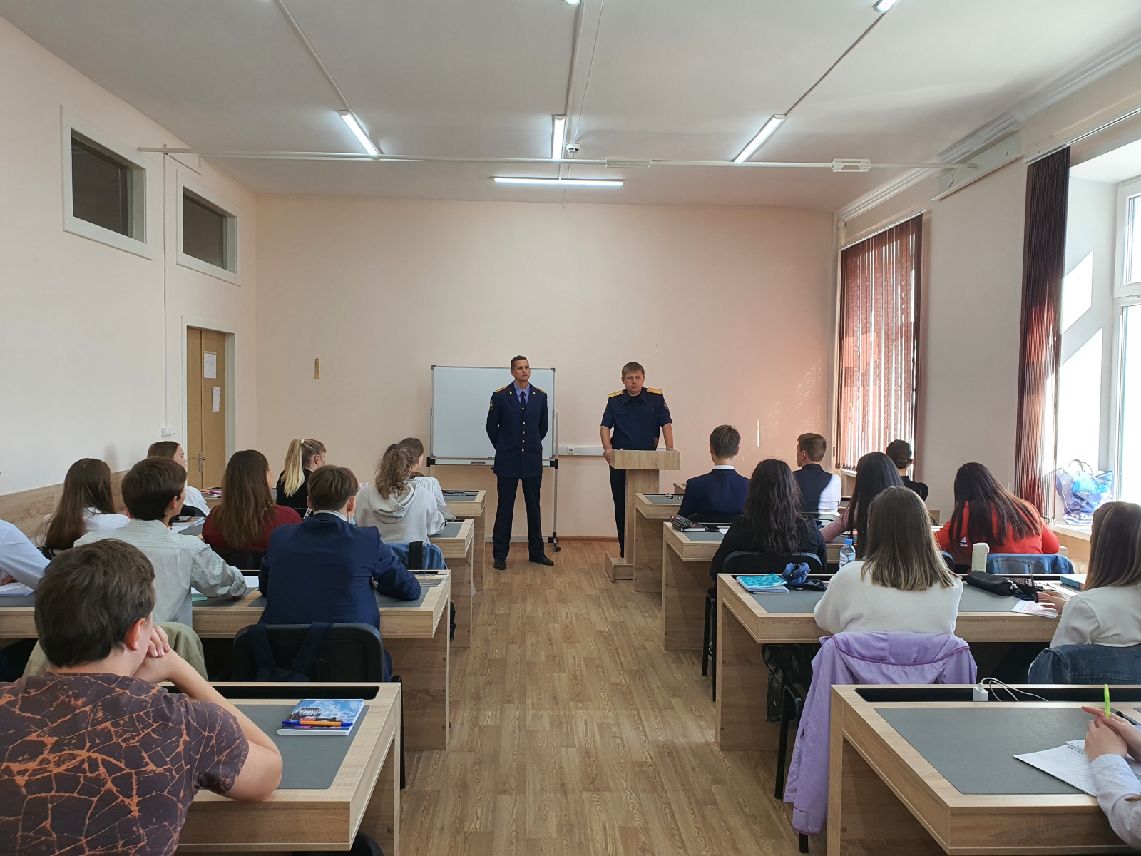 На факультете права, экономики и управления УлГПУ состоялись встречи студентов первого курса с представителями работодателей 
